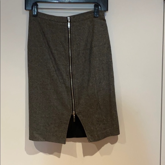 Beautiful form fitting French Connection skirt - Picture 2 of 2